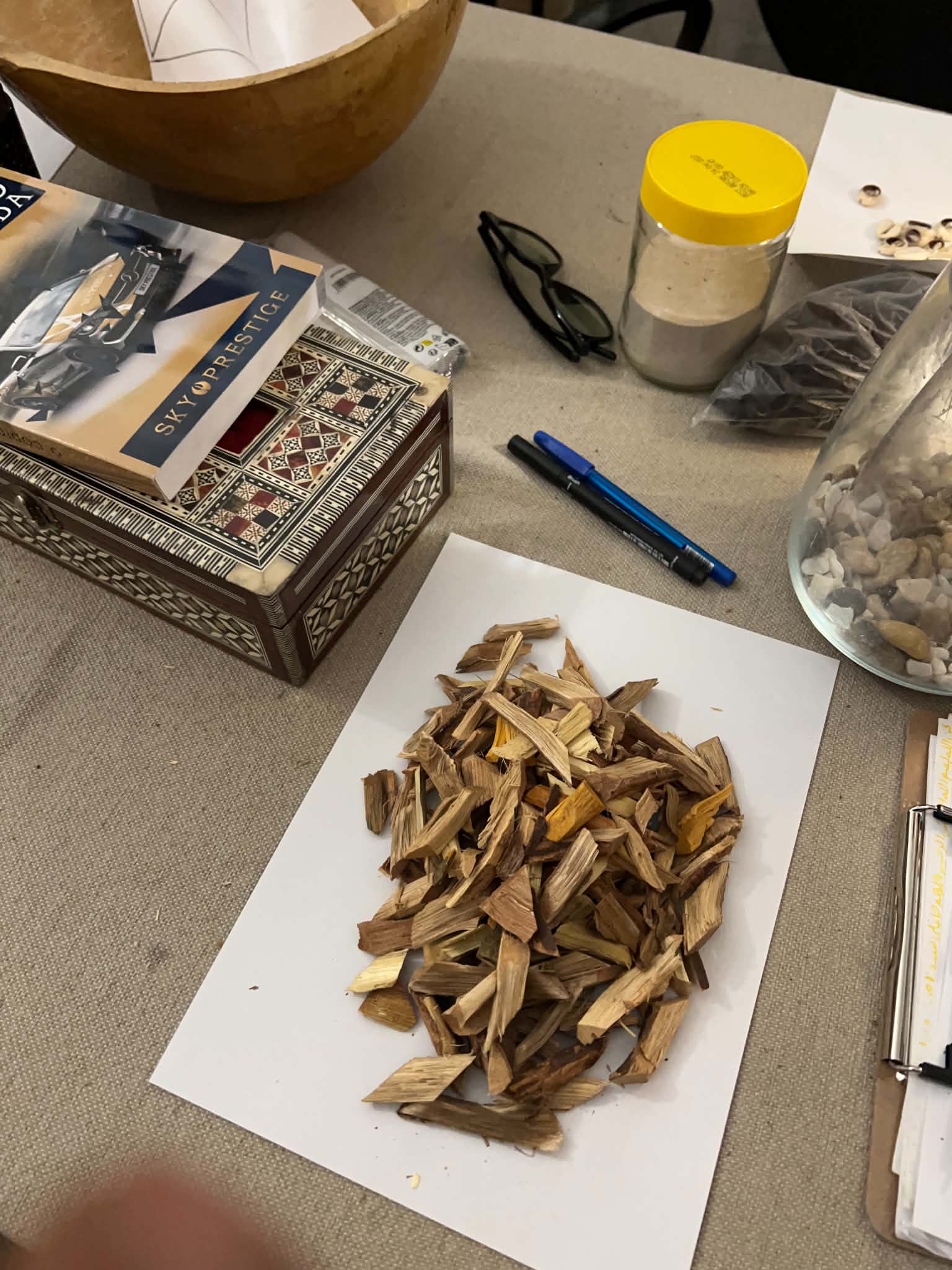 Preparação com madeiras, sementes e elementos naturais